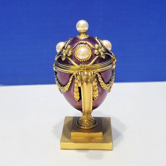 Vintage Joan Rivers Imperial Treasures The Lost Bee Pin Inside Egg - Picture 4 of 9